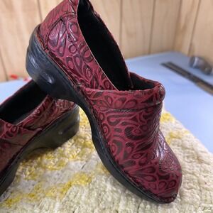 b.o.c. Born Concept Red Embossed‎ Leather Paisley Clogs BC5630 Womens 8/39